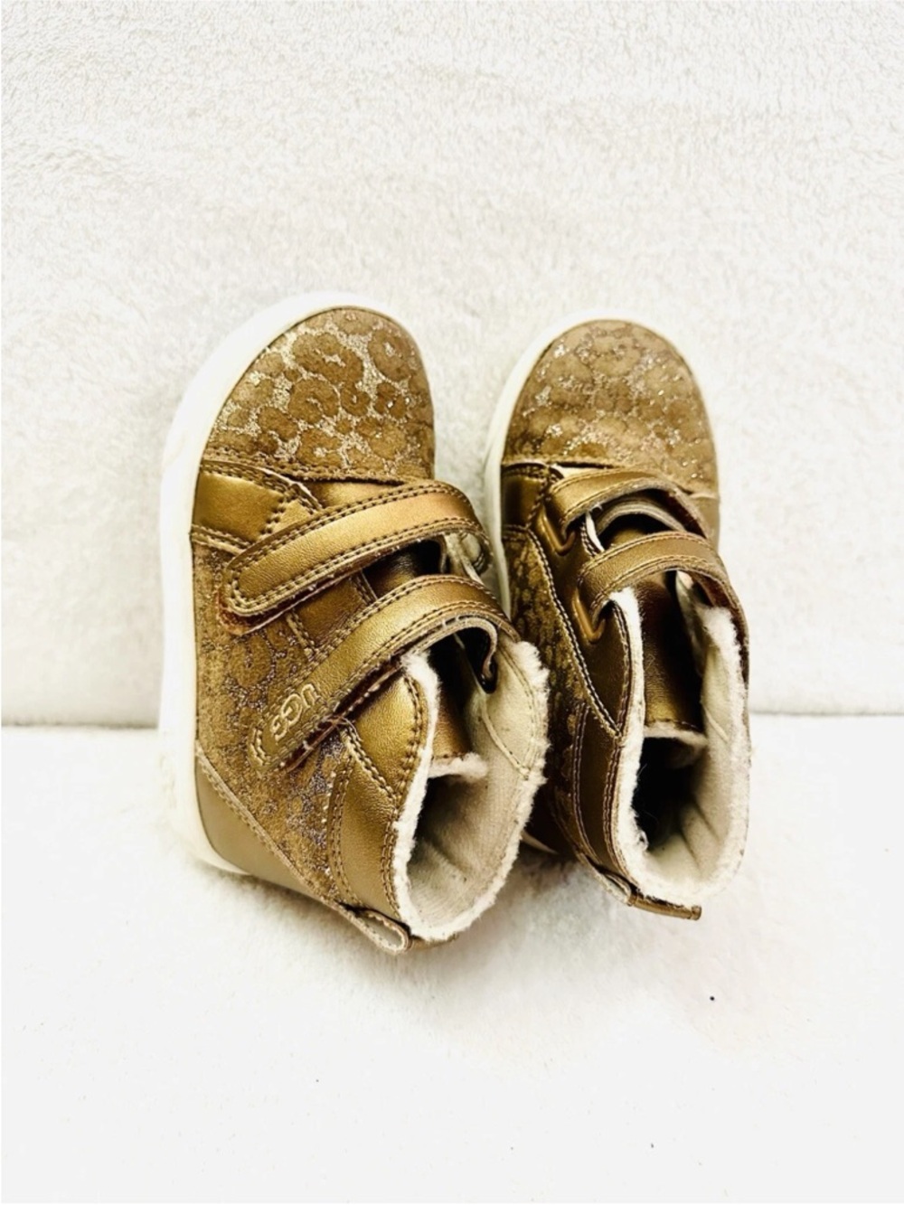 UGG Girl Very Cute Boots Sneakers Warm Size 8 Gold - Picture 4 of 6